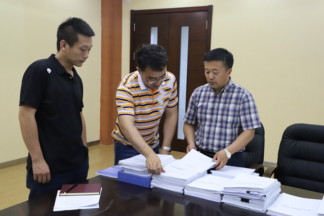 1562198802123716.jpg 3查阅材料.JPG